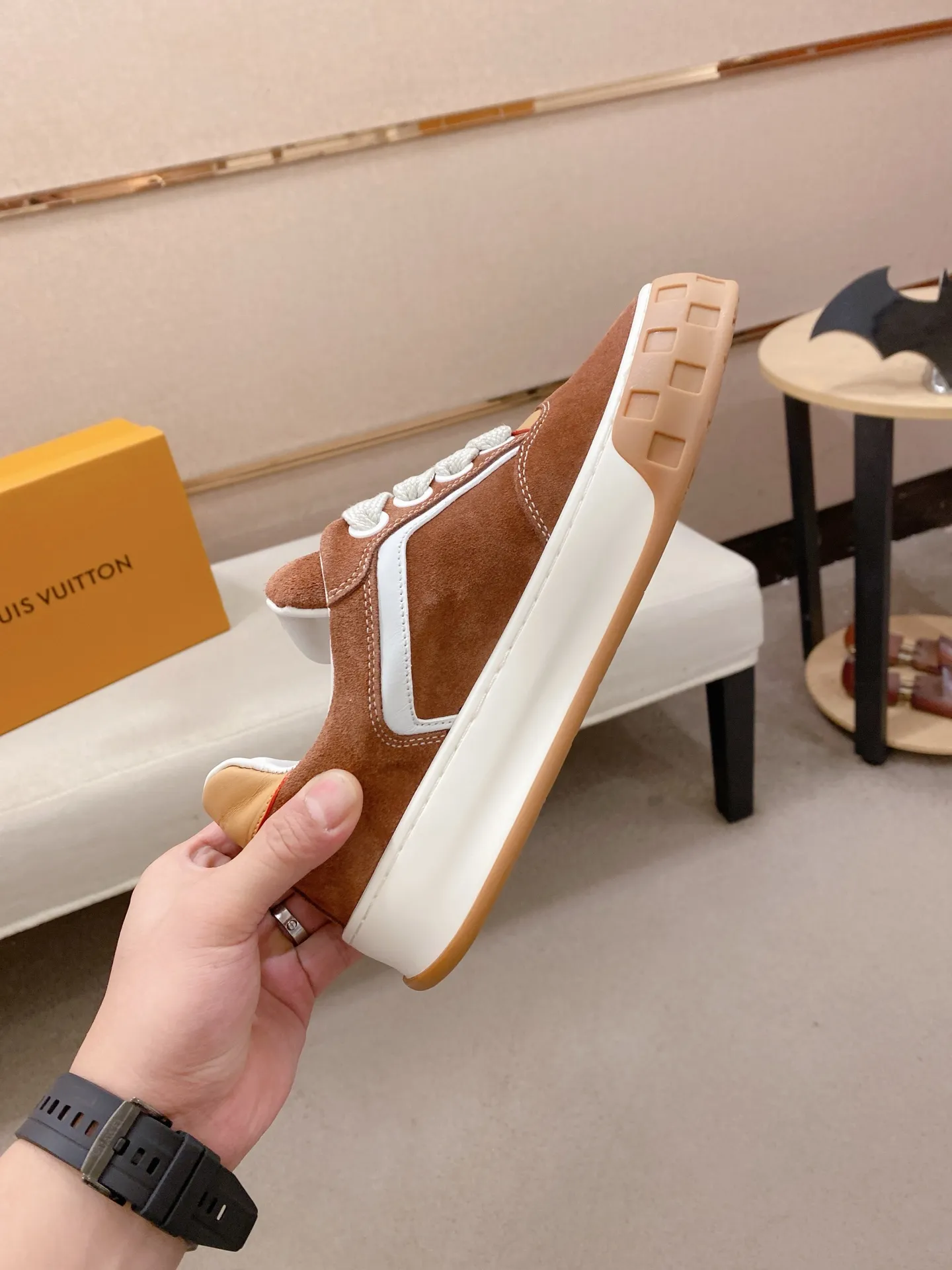 Factory price: 480💰 LV 🫏The colorful interpretation of BUTTERSOFT sneakers combines sheepskin, The colorful interpretation of LV BUTTERSOFT sneakers combines sheepskin and calfskin for a super soft feel. Designed by Pharrell Williams, this '60s-inspired shoe features a padded upper that's been crafted by Louis Vuitton craftsmen to further enhance the comfort of the leather. In addition to the LV initials, it features multiple signatures, including natural leather trim and an embossed pattern of Pharrell Williams and lobster on the side, referencing the Fall/Winter 2025 men’s show. A must-have artifact for fashionistas✅ Code number 38-44